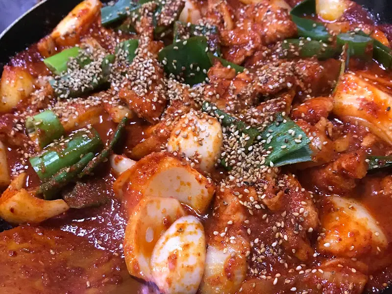 윤기가 자르르 흐르는 돼지주물럭