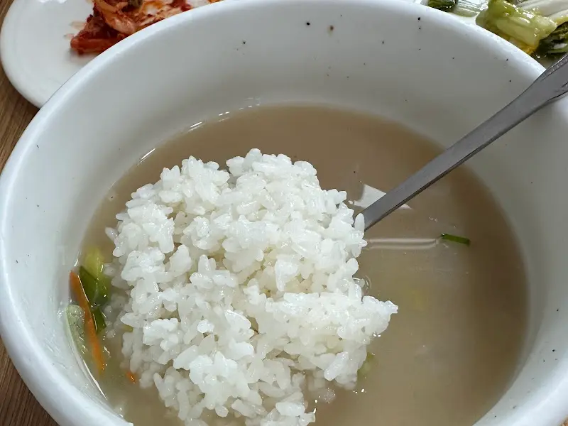 칼국수 국물에 말아먹는 밥