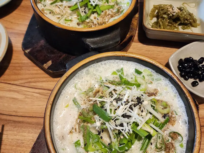 크림 순대국 두 그릇이 나란히 놓여 있는 모습