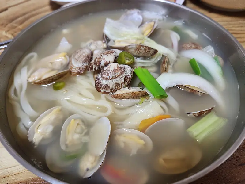수북하게 담긴 바지락 칼국수의 모습
