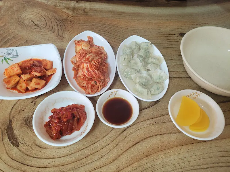 다양한 종류의 반찬이 담긴 접시들이 테이블 위에 놓여 있는 모습