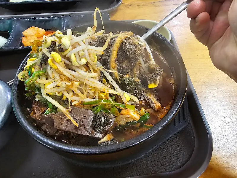 푸짐한 양과 신선한 재료가 돋보이는 방일해장국