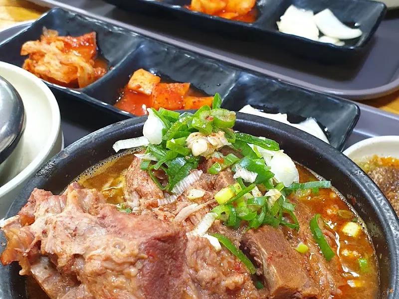 뼈해장국에 푸짐하게 올려진 파와 고추기름이 식욕을 자극한다.
