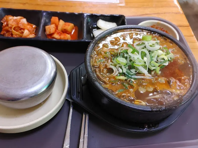 방일해장국의 푸짐한 한 상 차림, 깍두기와 양파 장아찌가 입맛을 돋운다.