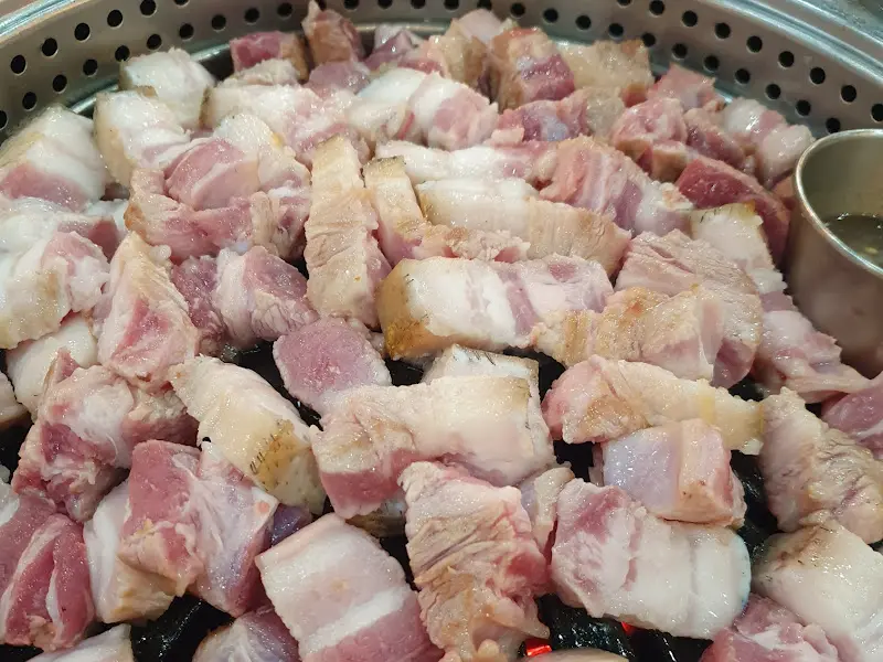 숯불 위에서 구워지는 흑돼지 오겹살