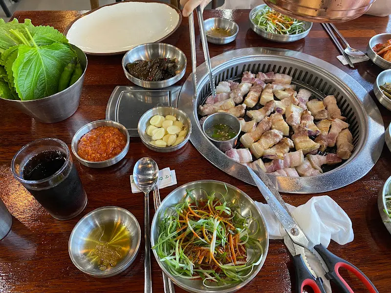 흑돼지 오겹살과 다양한 곁들임 메뉴