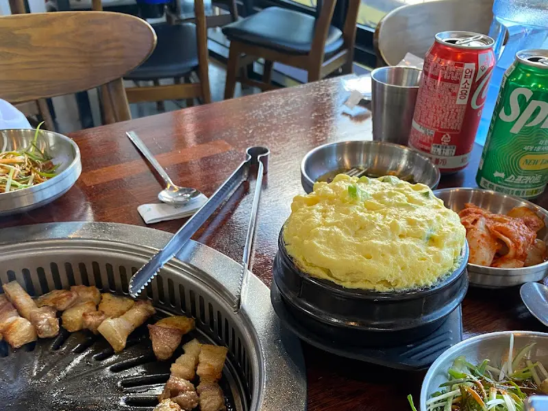 흑돼지와 함께 제공되는 계란찜