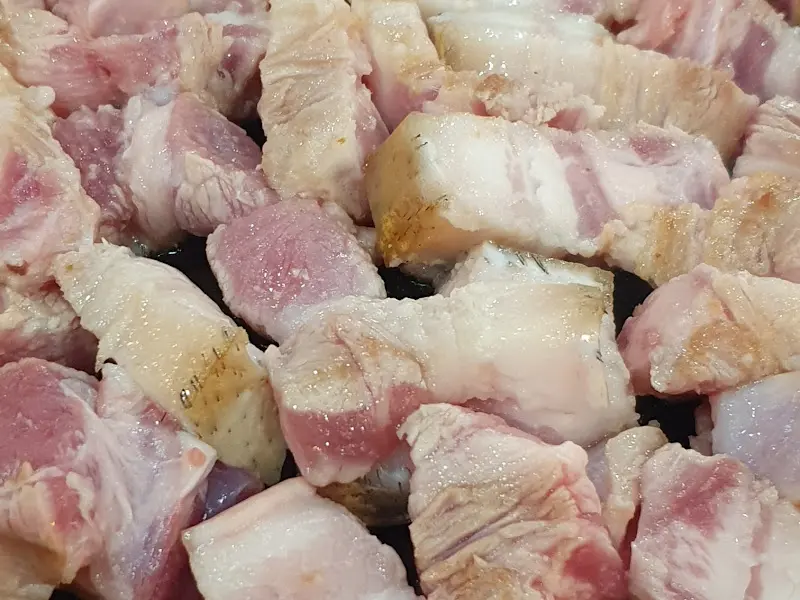 두툼하게 썰린 흑돼지 오겹살