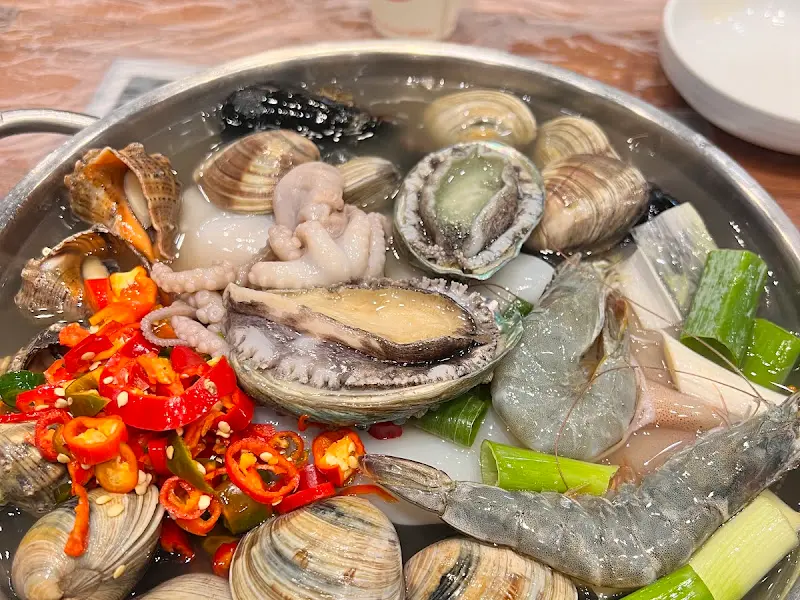 해물전골칼국수 속 재료