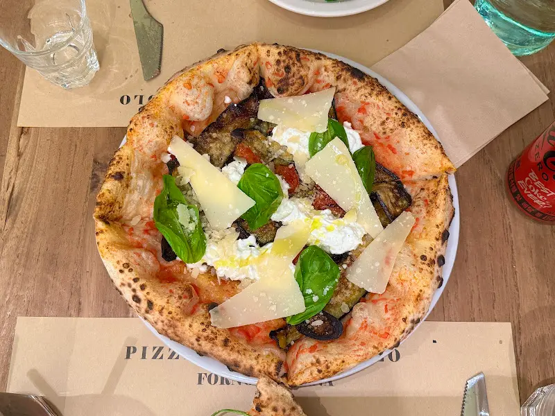 가지, 부라타 치즈, 바질이 조화로운 포폴로 클라시카