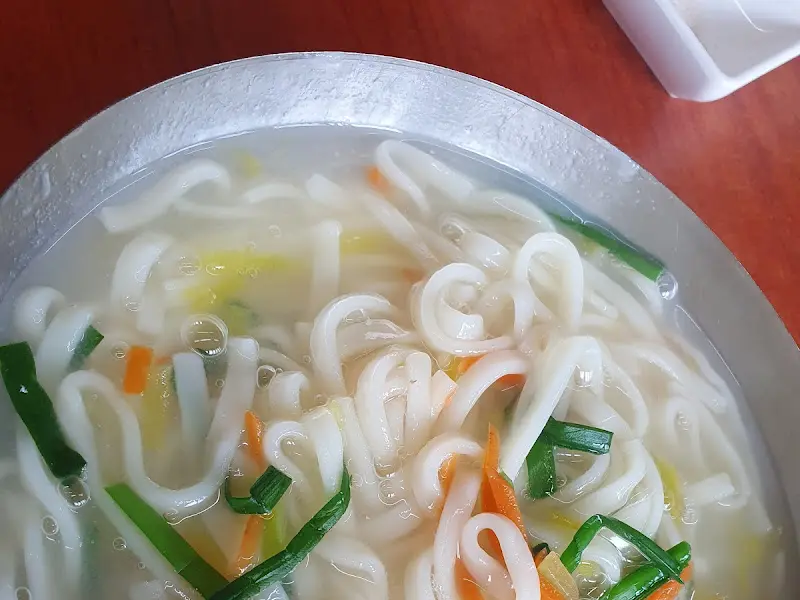 슴슴하면서도 깊은 맛이 느껴지는 칼국수