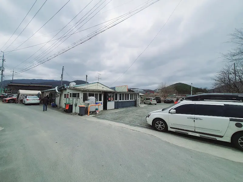 정겨운 분위기의 식당 외부 전경
