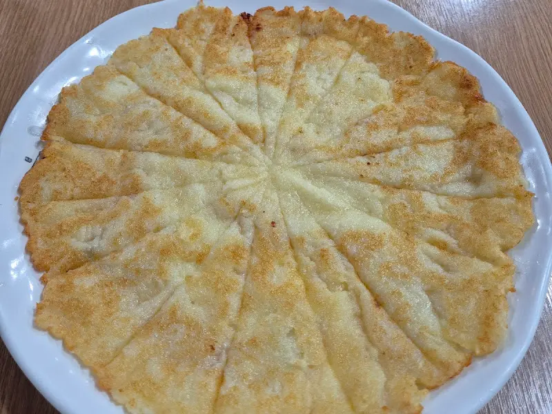 노릇하게 구워진 감자전