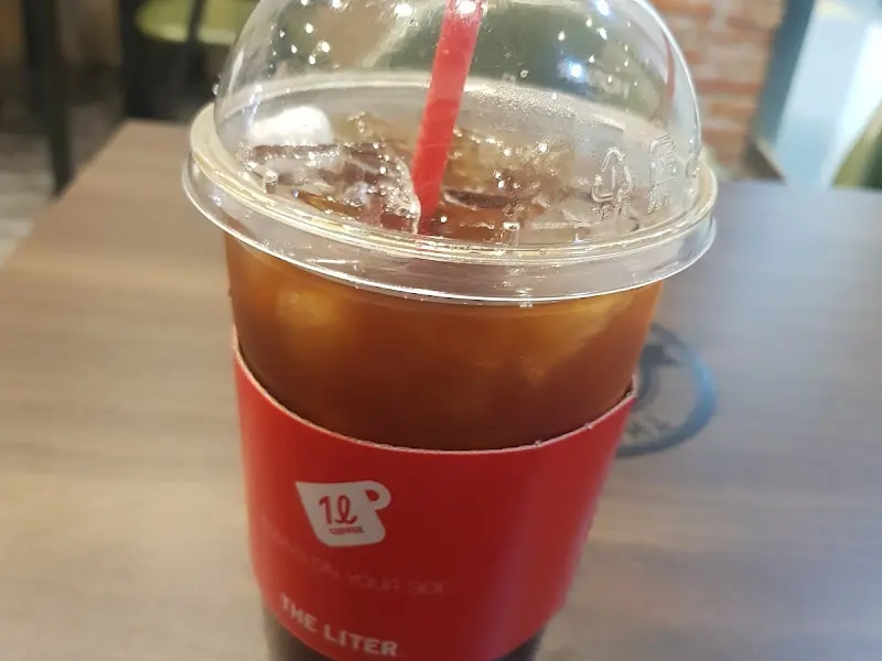 테이크 아웃 컵에 담긴 아이스 아메리카노