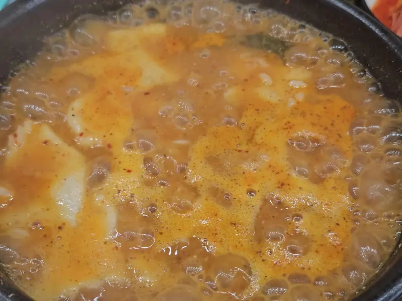 해물파전 자르는 모습