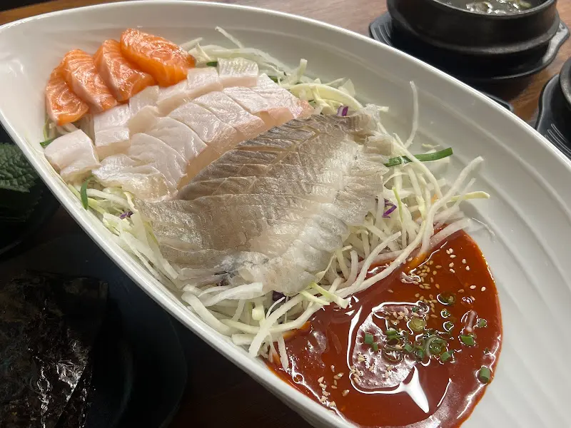 신선한 회와 채소, 그리고 초장의 환상적인 조합