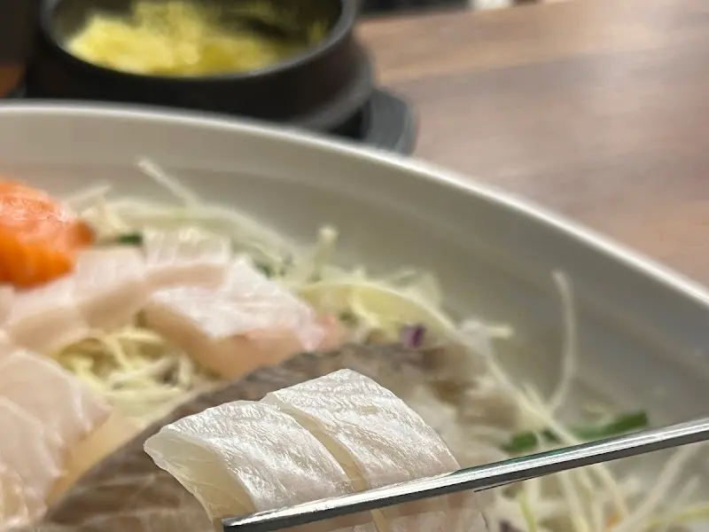 젓가락으로 집어 올린 싱싱한 막회