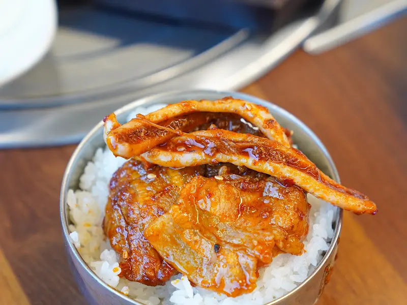 밥 위에 오삼불고기를 얹어 먹음직스럽게 연출한 사진