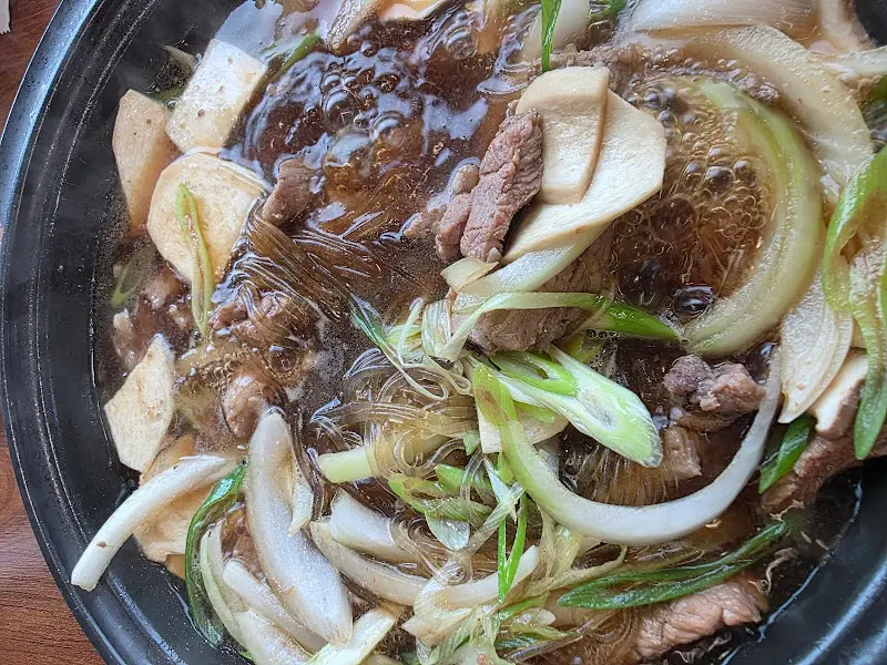 물갈비 사진. 당면, 버섯, 양파 등이 푸짐하게 들어가 있다.