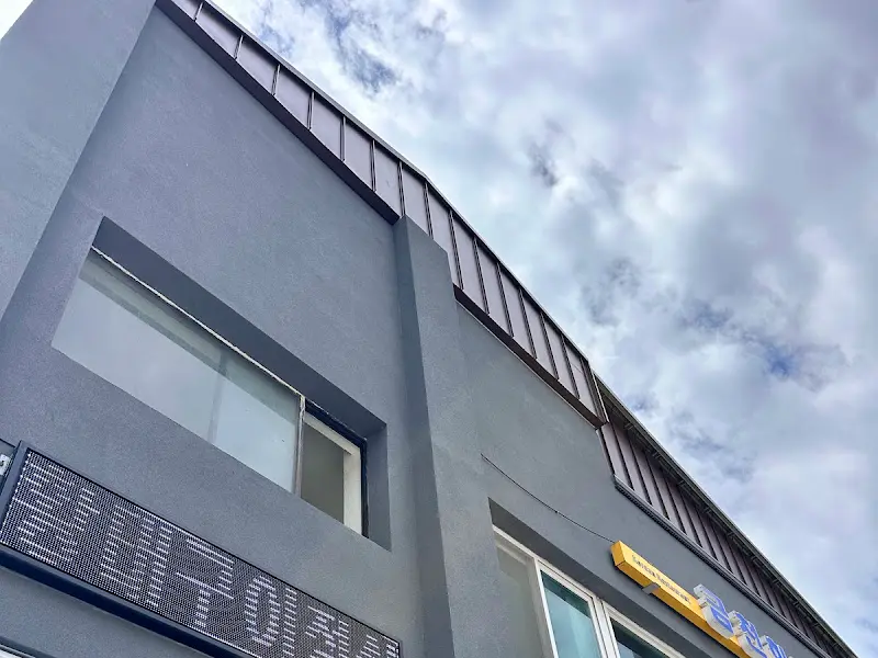 건물 2층에 위치한 금천회관의 외관 사진