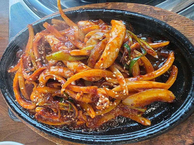 윤기가 흐르는 오삼불고기의 클로즈업 사진