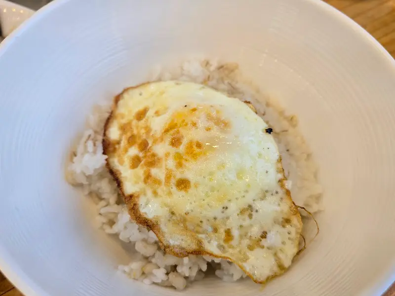 계란 프라이가 올려진 보리밥