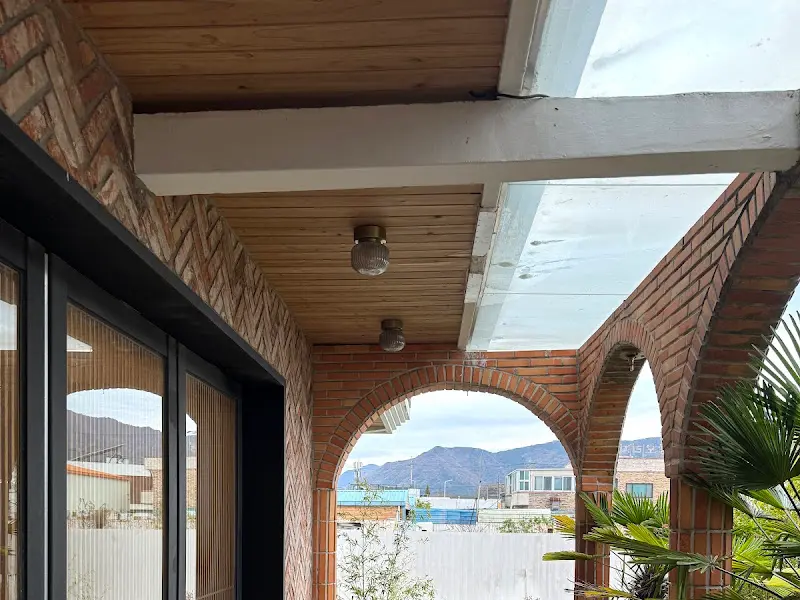 카페 외부 아치형 통로