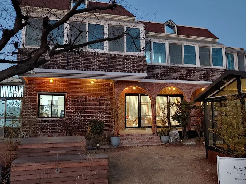 카페 내부 테이블