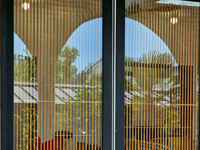 카페 창문 장식