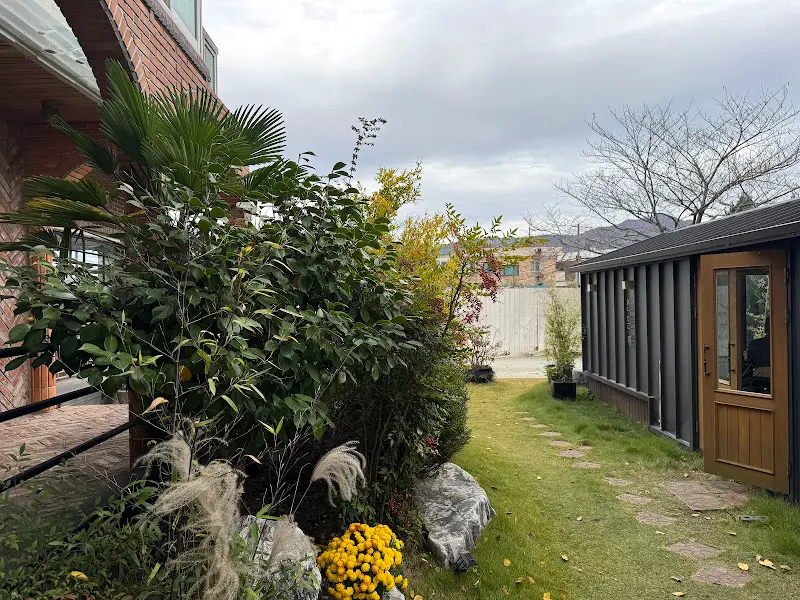 카페 외부 정원