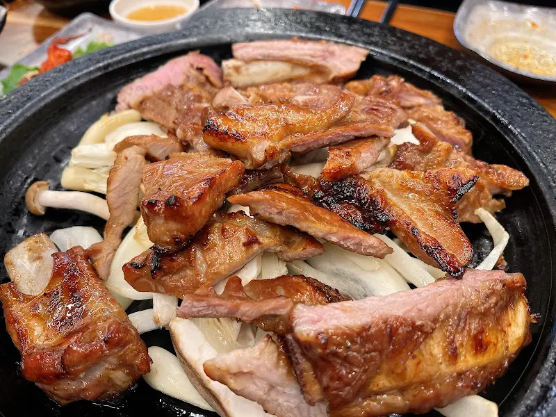 양념 갈비가 구워져 나오는 모습