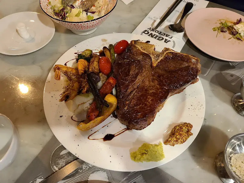 티본스테이크와 구운 야채