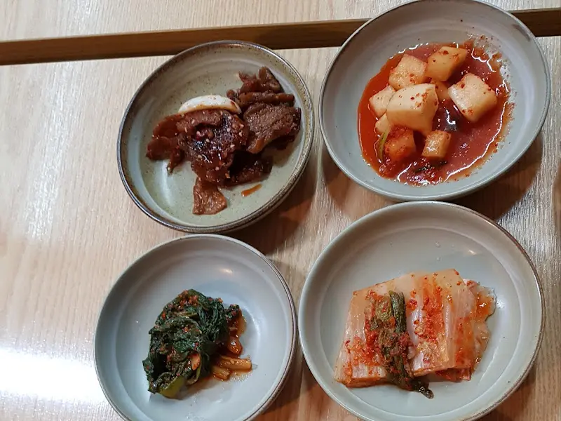 정갈하게 담긴 밑반찬