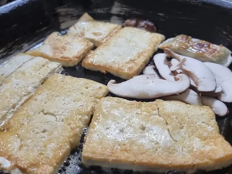 두부와 버섯이 구워지고 있는 모습