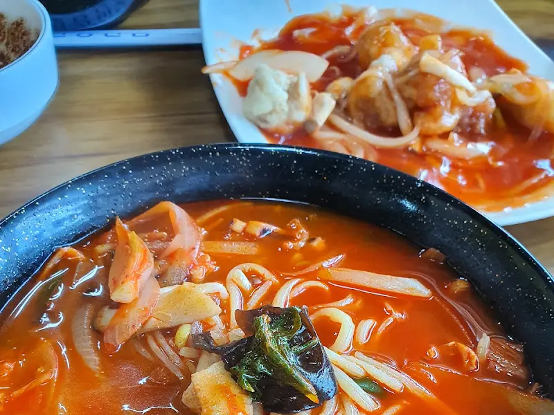 케첩 소스가 듬뿍 뿌려진 탕수육