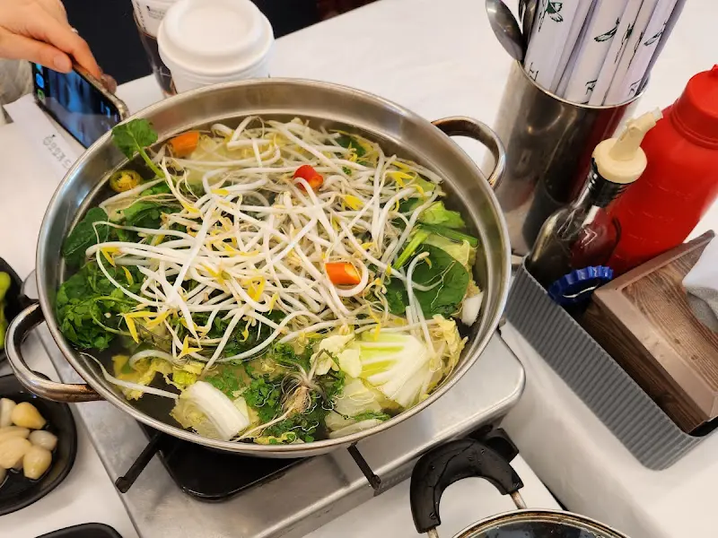 따뜻한 국물이 일품인 칼국수