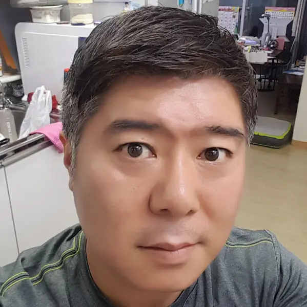 인자한 미소를 짓고 있는 중년 남성