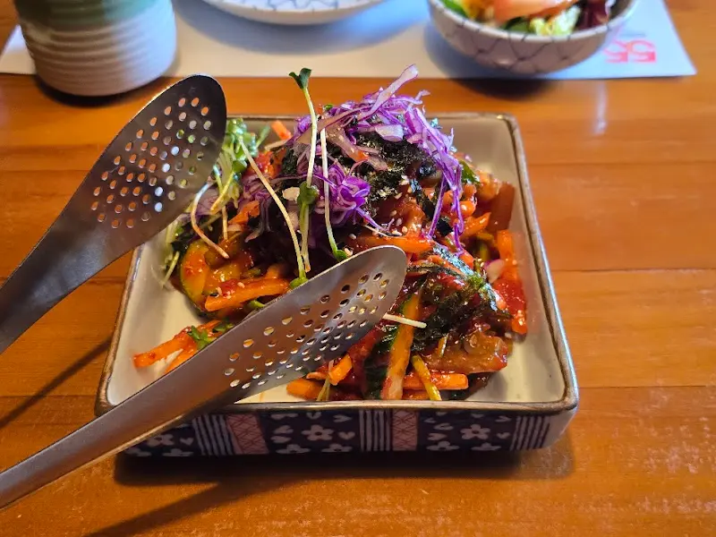 싱싱한 채소가 듬뿍 들어간 복어껍질 무침