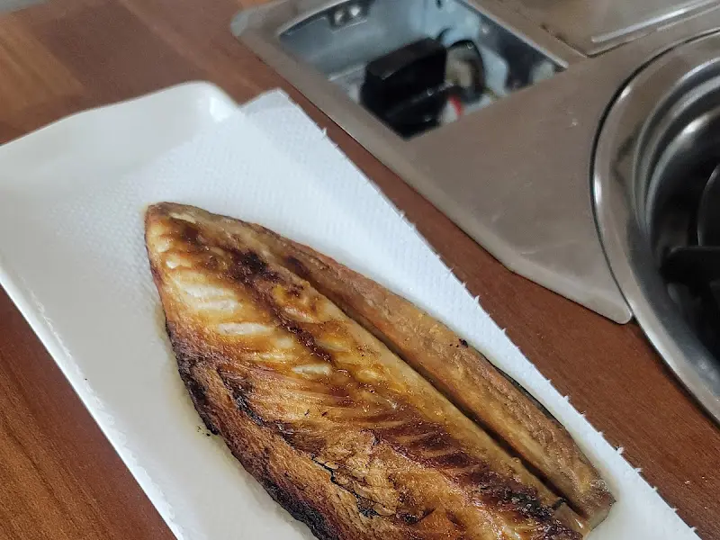 노릇하게 구워진 고등어 구이