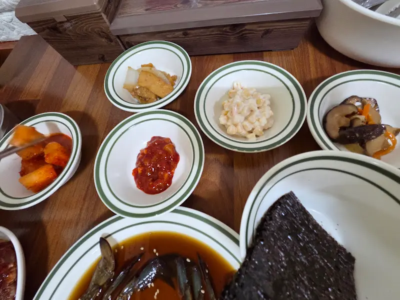 다양하고 맛깔스러운 밑반찬들