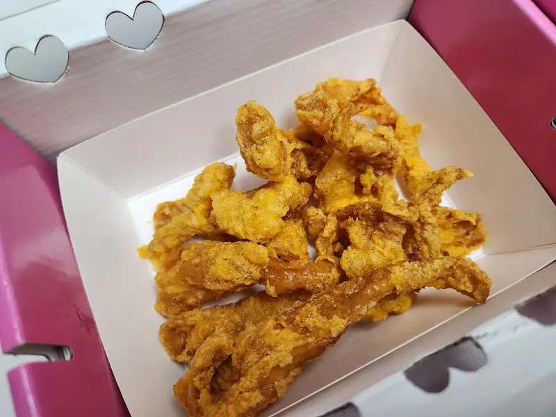 바삭하게 튀겨진 닭껍질 튀김 클로즈업