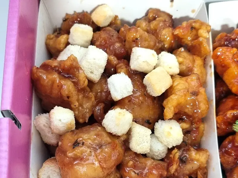 크루통이 듬뿍 올려진 로제 닭강정