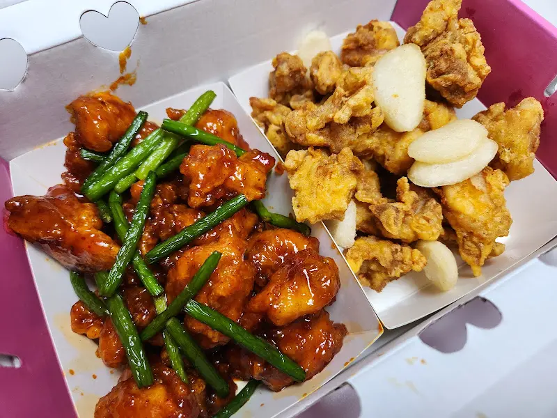 반반 닭강정 (후라이드, 양념)과 닭껍질 튀김