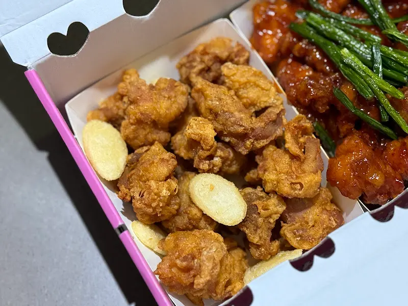 떡튀김이 곁들여진 후라이드 닭강정