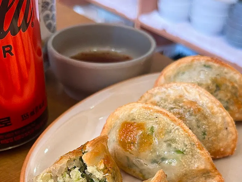 겉바속촉 김치군만두