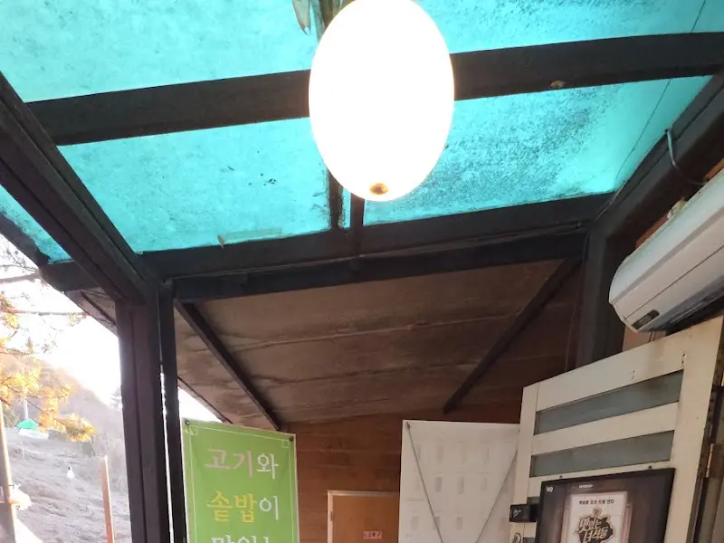 식당 내부 천장에 달린 조명