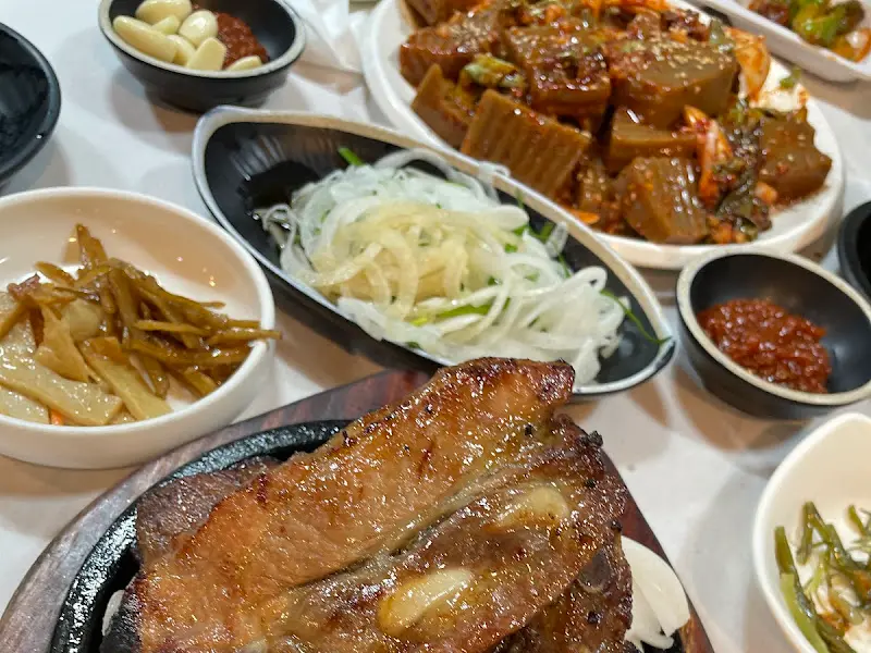 푸짐하게 차려진 밑반찬