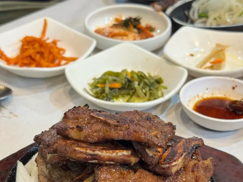 돌판 위에 푸짐하게 담겨 나온 석갈비