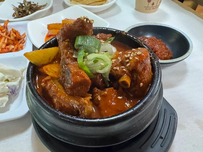 매콤한 양념이 입맛을 돋우는 매운 등갈비