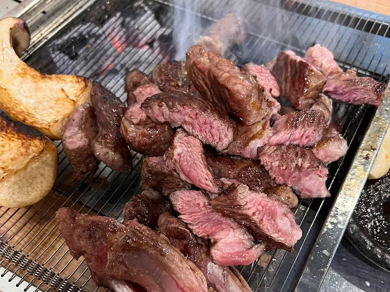 숯불 위에서 익어가는 양갈비